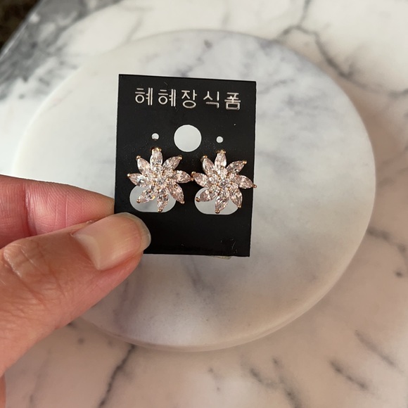 Elegant Earrings From Korea/Hong Kong Bundle - Picture 5 of 14